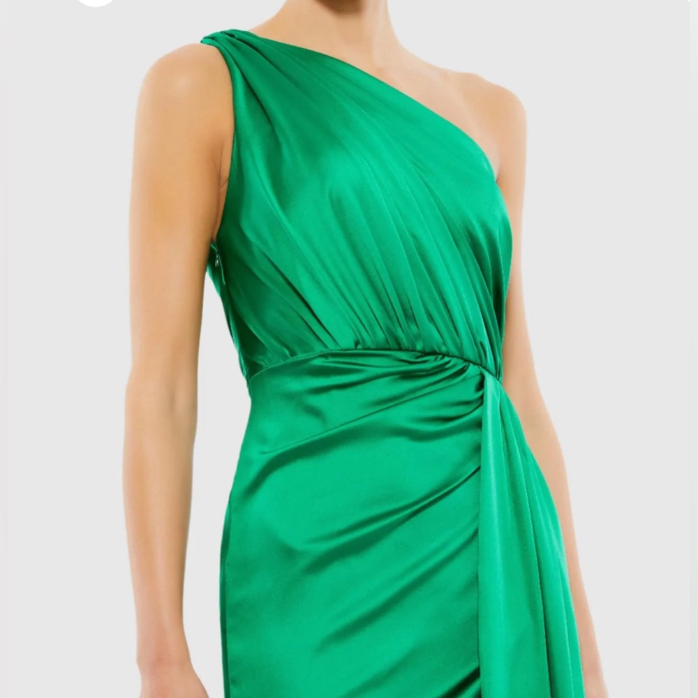 Elegant Green One-Shoulder Dress - Picture 3 of 15